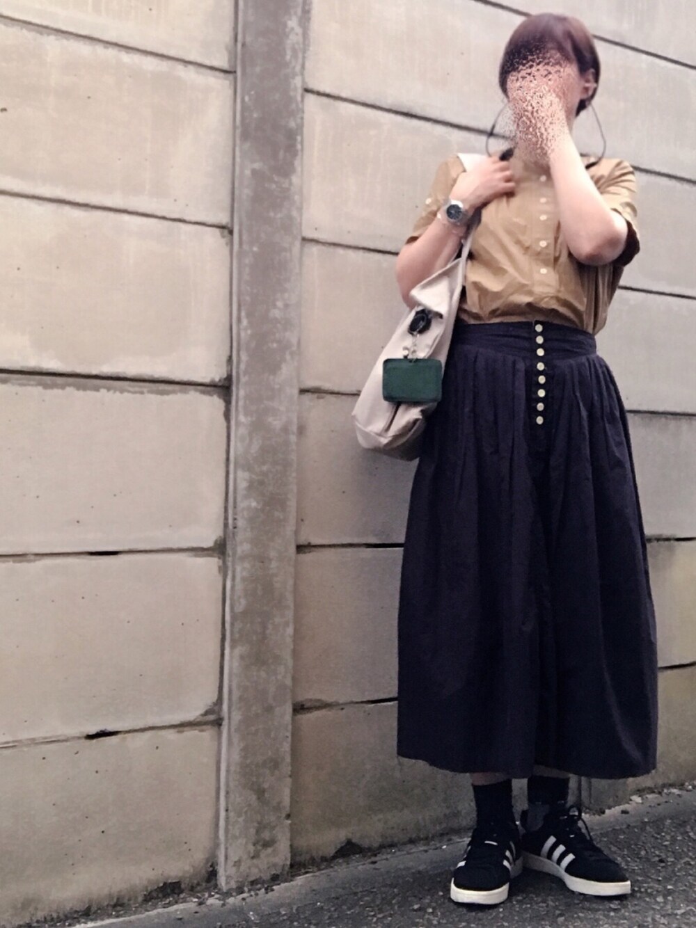 「MHL.、秋色」｜「pas de calaisのアイテム（スカート、ブルー系）」を使った、brikoさん（レディース・161cm）の秋コーディネートの1枚目の写真