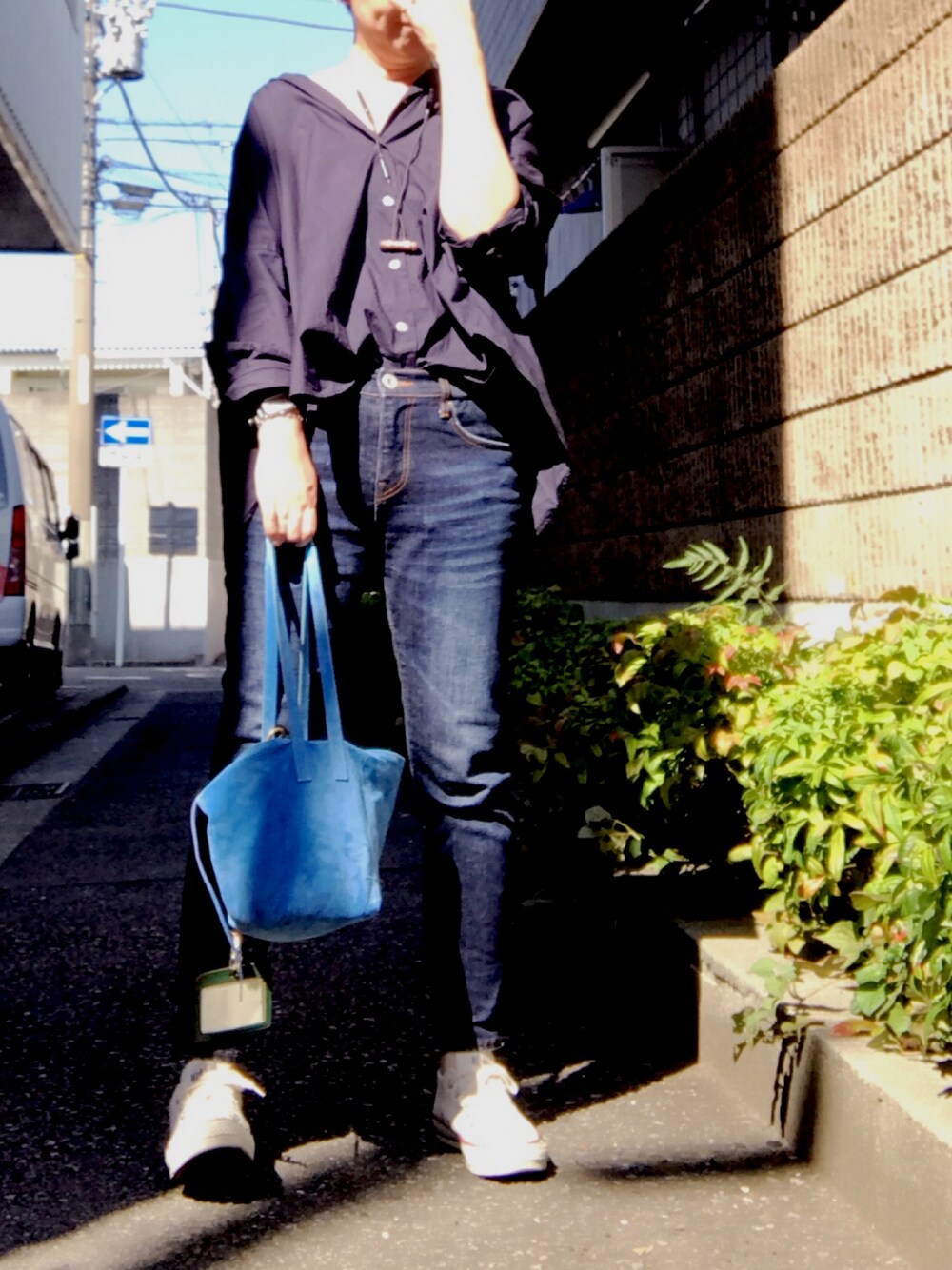 「ch!iiibag、converse」｜「JOURNAL STANDARDのコットンムジストライプビッグシャツ#（シャツ/ブラウス、ブルー系）」を使った、brikoさん（レディース・161cm）の秋コーディネートの1枚目の写真