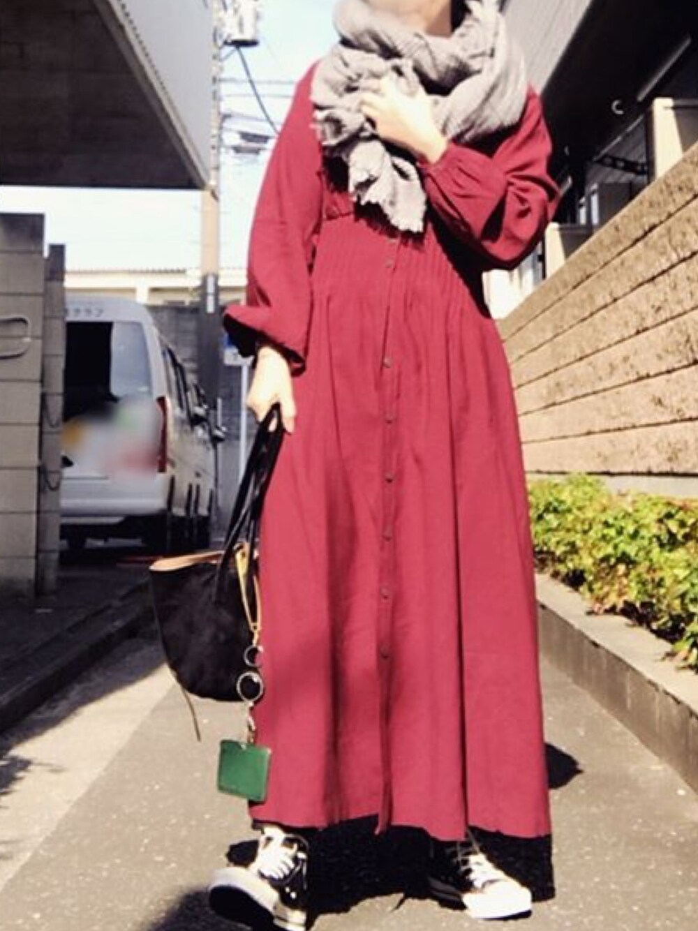 「ワンピース、ワンピース×スニーカー、シャツワンピ」｜「MOUSSYのOPEN COLLAR WAIST TUCK DRESS（シャツワンピース、レッド系）」を使った、brikoさん（レディース・161cm）の冬コーディネートの1枚目の写真