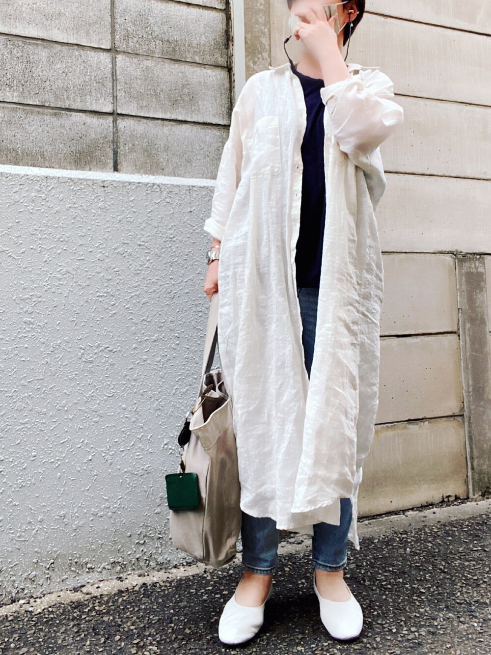 「リネンワンピース、シャツワンピ」｜「F by ROSSOのF by ROSSO　リネンロングシャツワンピース（シャツワンピース、ホワイト系）」を使った、brikoさん（レディース・161cm）の夏コーディネートの1枚目の写真