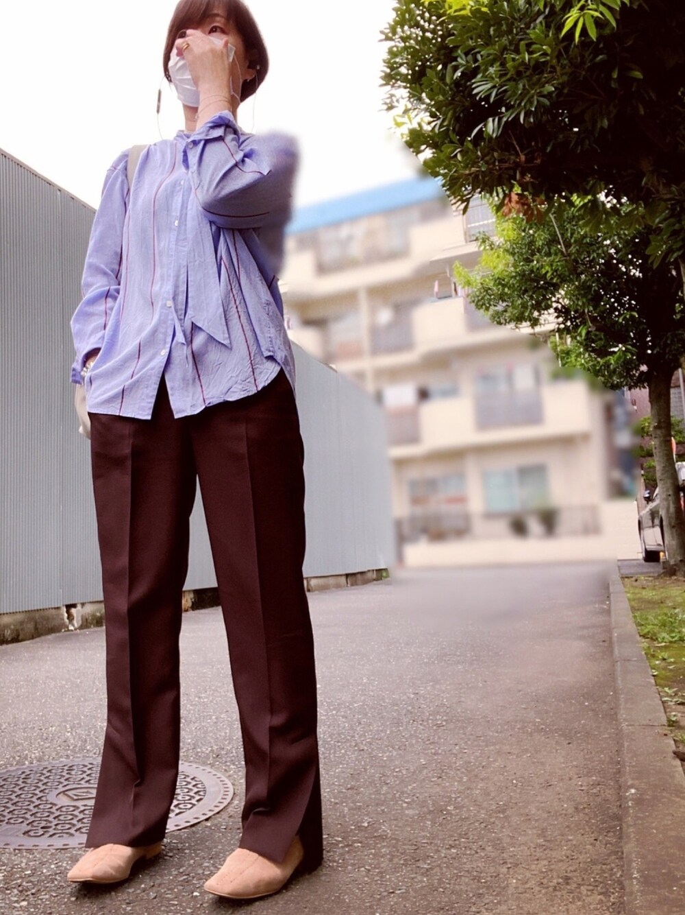 「ボウタイ、スリットパンツ、バブーシュ」｜「IENAのストライプボウタイシャツ◆（シャツ/ブラウス、ブルー系）」を使った、brikoさん（レディース・161cm）の秋コーディネートの1枚目の写真