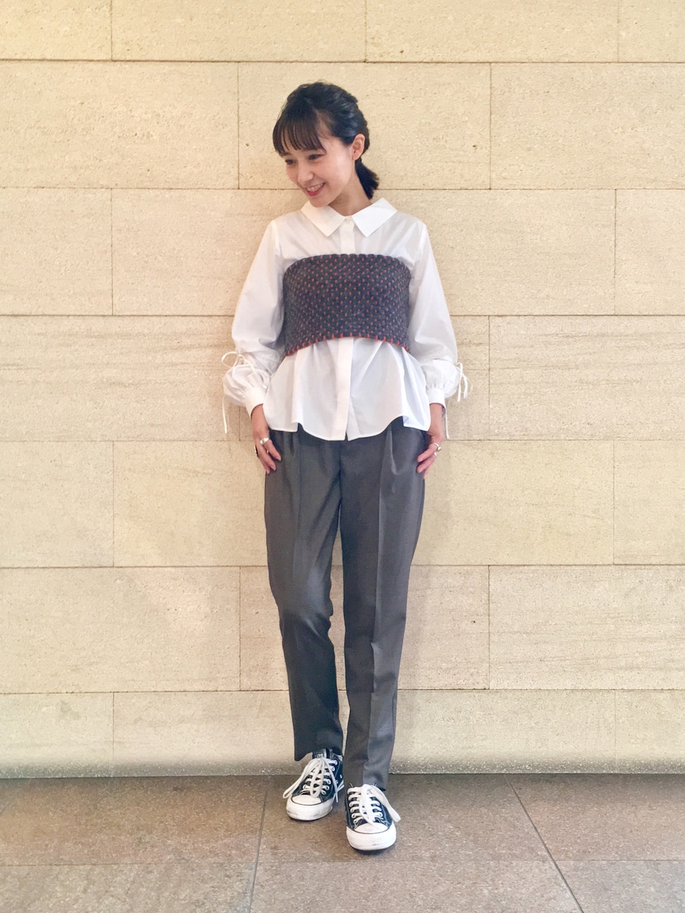 ホワイト系のシャツ/ブラウス、グレー系のその他トップス、グレー系のパンツを着用したレディースの夏コーディネートの1枚目の写真