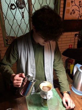 「plain-me（プレインミー）のアイテム（ベスト）」を使った、陳威佑さん（メンズ・175cm）の冬コーディネート