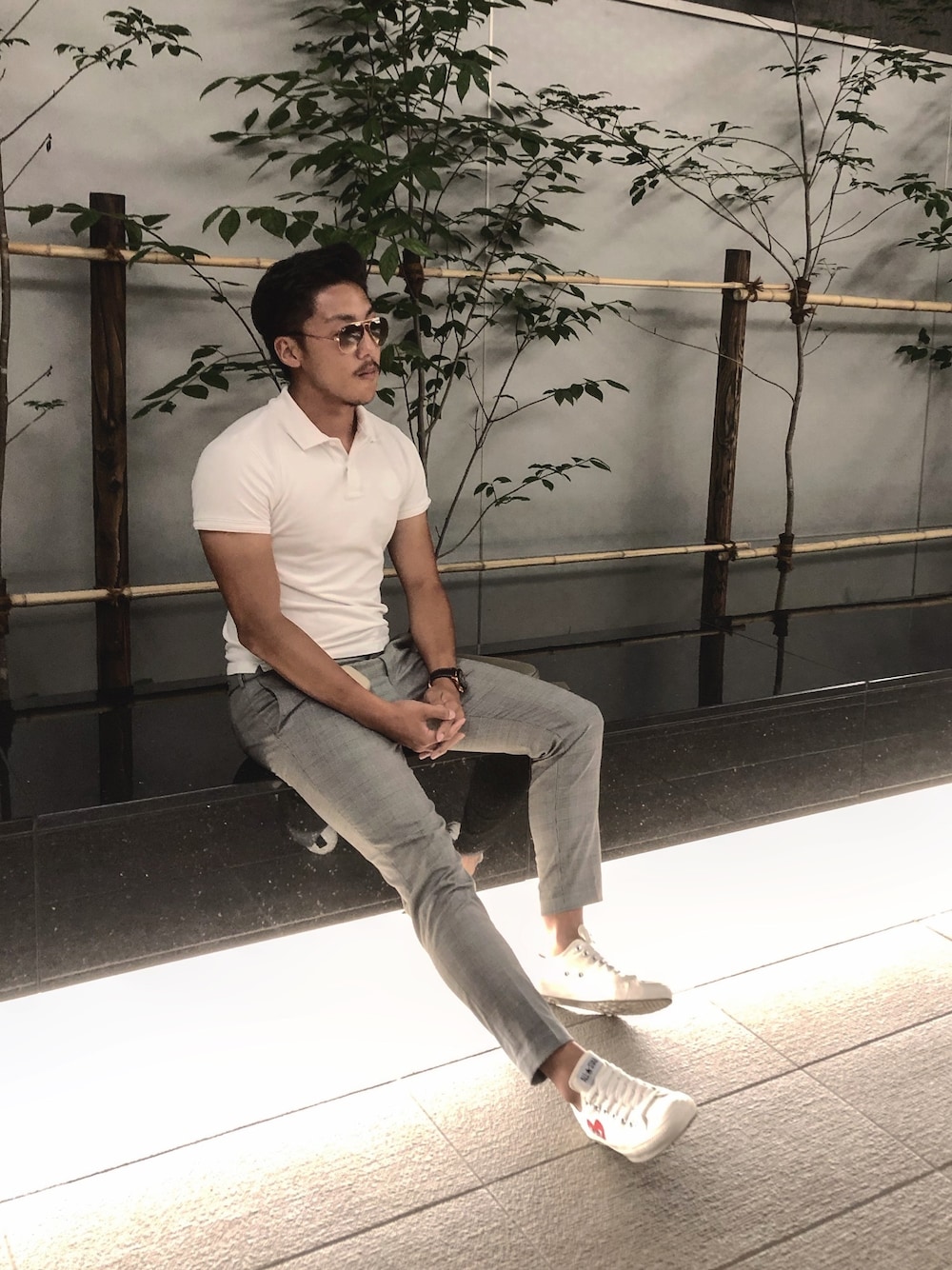 「お洒落さんとつながりたい、大人カジュアル、スニーカーコーデ、ootd、シンプル、コンバース、夏コーデ、instagram、モノトーン、プチプラ」｜「MONCLERのアイテム（ポロシャツ、ホワイト系）」を使った、Yuta/Saito🦊さん（メンズ・175cm）の秋コーディネートの1枚目の写真