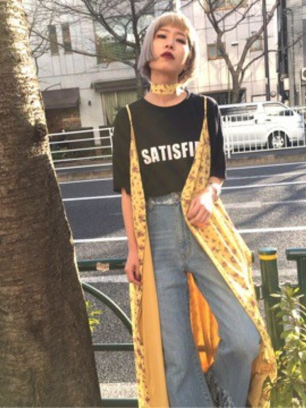 「デニム、ワンピース、イエロー、大人カジュアル、jouetie、パンツスタイル、春、春コーデ、オトナカジュアル、はるコーデ」｜「jouetieのローズテイクTEE（Tシャツ/カットソー、ブラック系）」を使った、jouetieさん（レディース・155cm）の春コーディネートの1枚目の写真