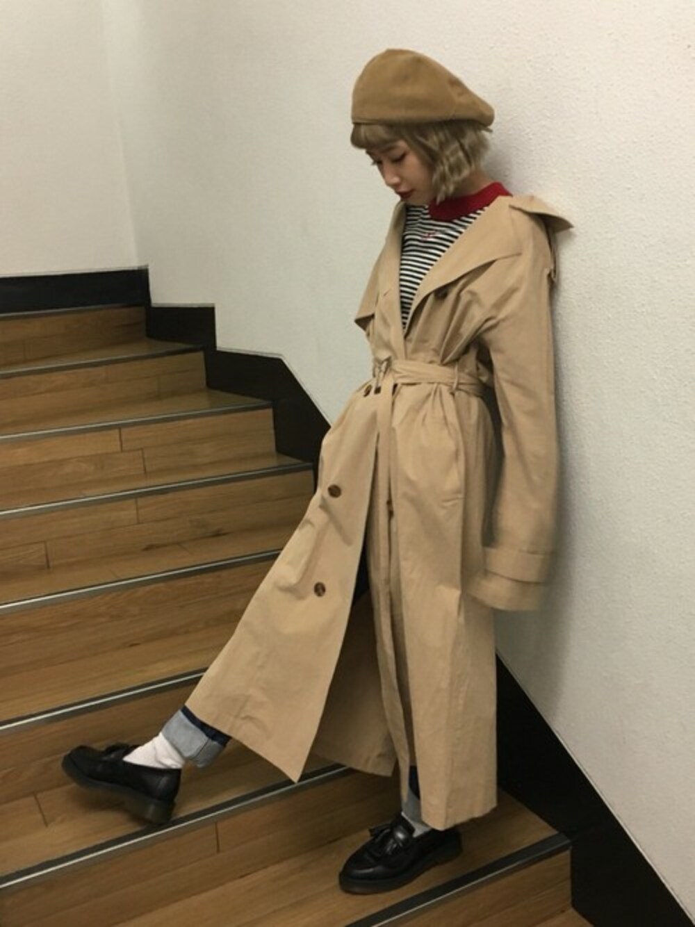「トレンチコート、大人カジュアル、KANGOL、ハンチング、jouetie、デニムコーデ」｜「KANGOLのKANGOLバイカラ―ニット（ニット/セーター、レッド系）」を使った、jouetieさん（レディース・155cm）の冬コーディネートの1枚目の写真