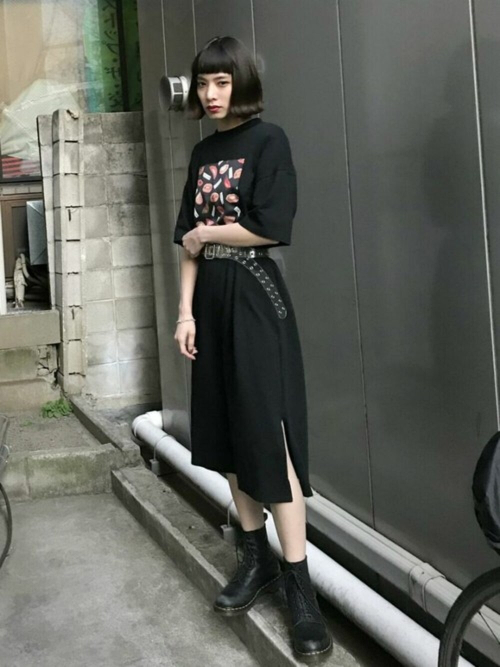 「Dr.Martens、jouetie、グラフィックＴ、Tワンピ、とんだ林蘭」｜「jouetieの【とんだ林蘭コラボ】リップハイネックワンピース（ワンピース、ブラック系）」を使った、jouetieさん（レディース・166cm）の春コーディネートの1枚目の写真