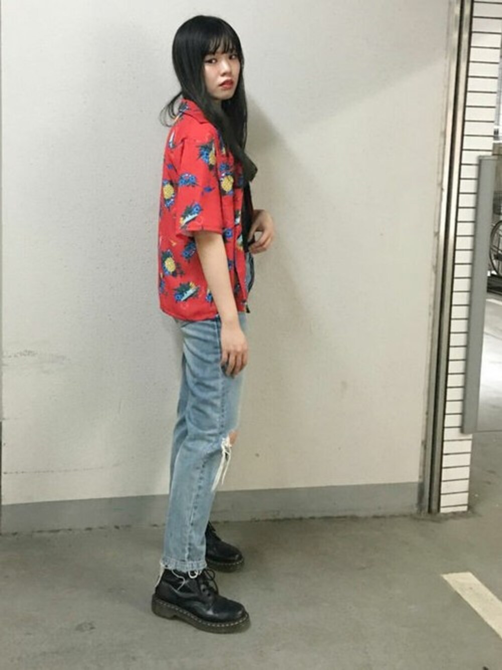 レッド系のシャツ/ブラウスを着用したレディースの春コーディネートの1枚目の写真