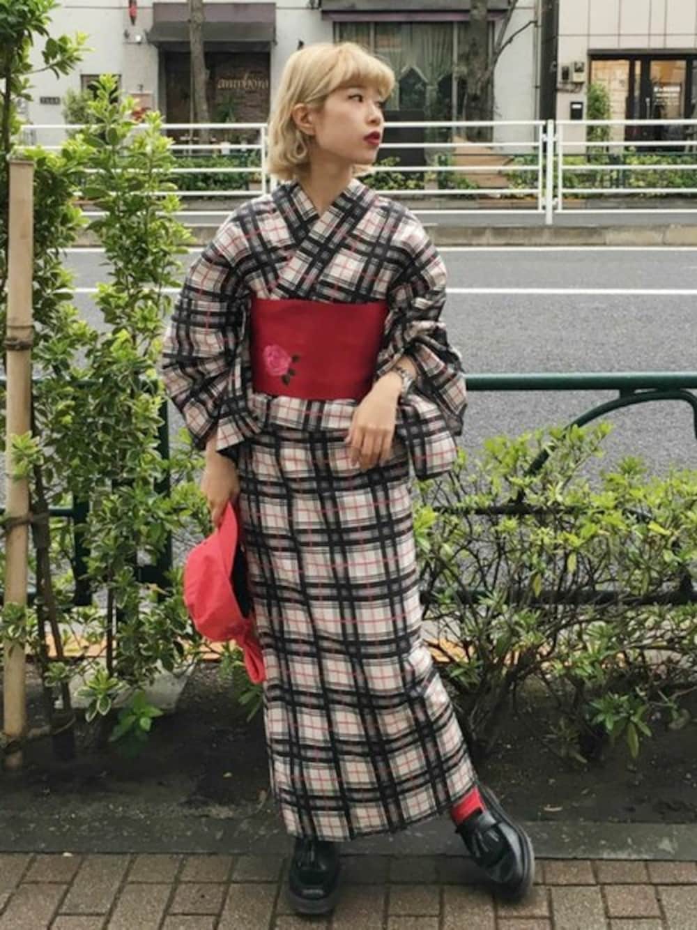 「刺繍、チェック柄、浴衣、jouetie、浴衣女子」｜「jouetieの【オリジナル浴衣】格子（浴衣、レッド系）」を使った、jouetieさん（レディース・155cm）の春コーディネートの1枚目の写真