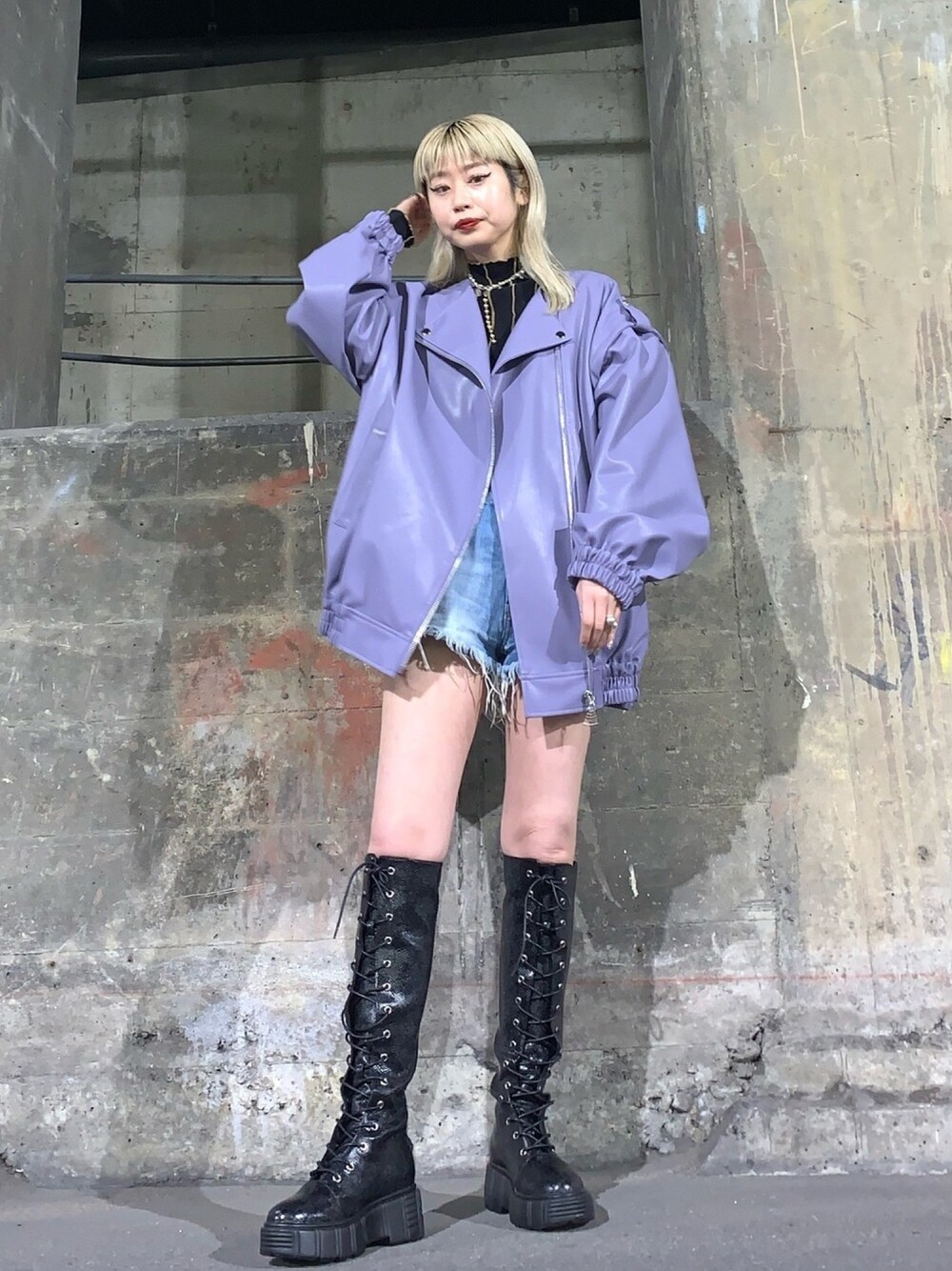 「jouetie、ジュエティ、ライダース、ロングブーツ、ストリート、春コーデ」｜「jouetieの2WAYノーカラーブルゾンライダース（ライダースジャケット、パープル系）」を使った、jouetieさん（レディース・151cm）の冬コーディネートの1枚目の写真