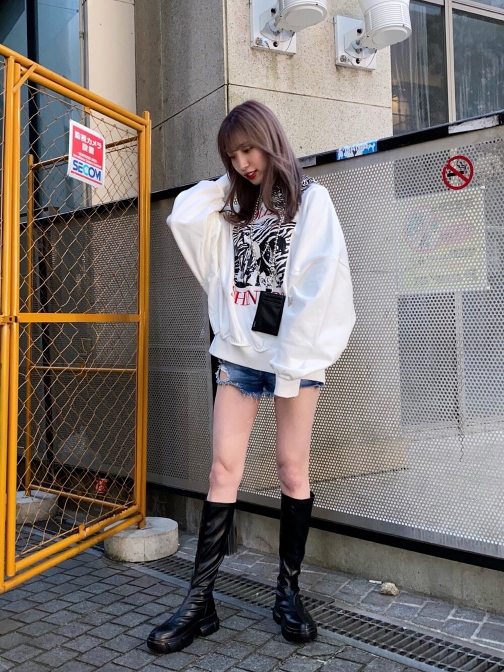 「jouetie、ジュエティ、Dr.Martens、オトナカジュアル、ストリート、プチプラコーデ、ロングブーツ」｜「jouetieのグランジルーズプルオーバー（スウェット、ホワイト系）」を使った、jouetieさん（レディース・151cm）の冬コーディネートの1枚目の写真