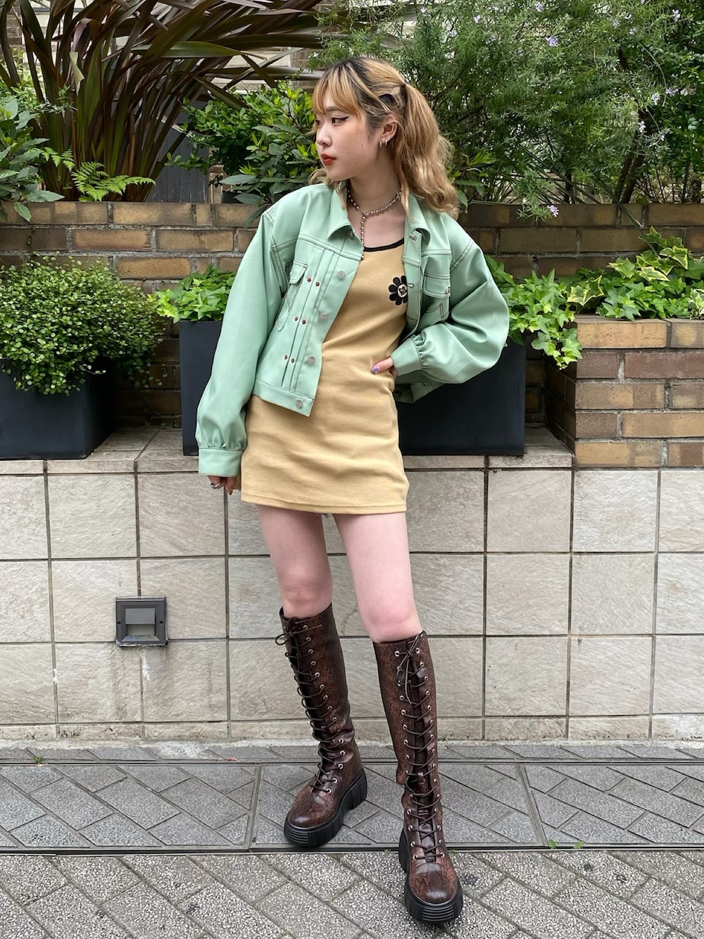 「jouetie、jouetie_ootd、jouetieコーデ、jouetieコラボ、デニムジャケット、チュニック、チュニックワンピ、キャミワンピ、ROXY」｜「jouetieのアイテム（チュニック、ベージュ系）」を使った、jouetieさん（レディース・151cm）の春コーディネートの1枚目の写真