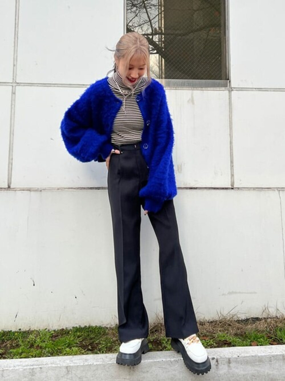 ブルー系のカーディガン/ボレロ、その他のニット/セーター、ブラック系のスラックスを着用したレディースの冬コーディネートの1枚目の写真