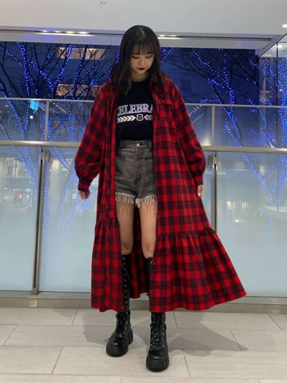 ブラック系のブーツ、ブラック系のデニムパンツ、ブラック系のスウェットを着用したレディースの冬コーディネートの1枚目の写真