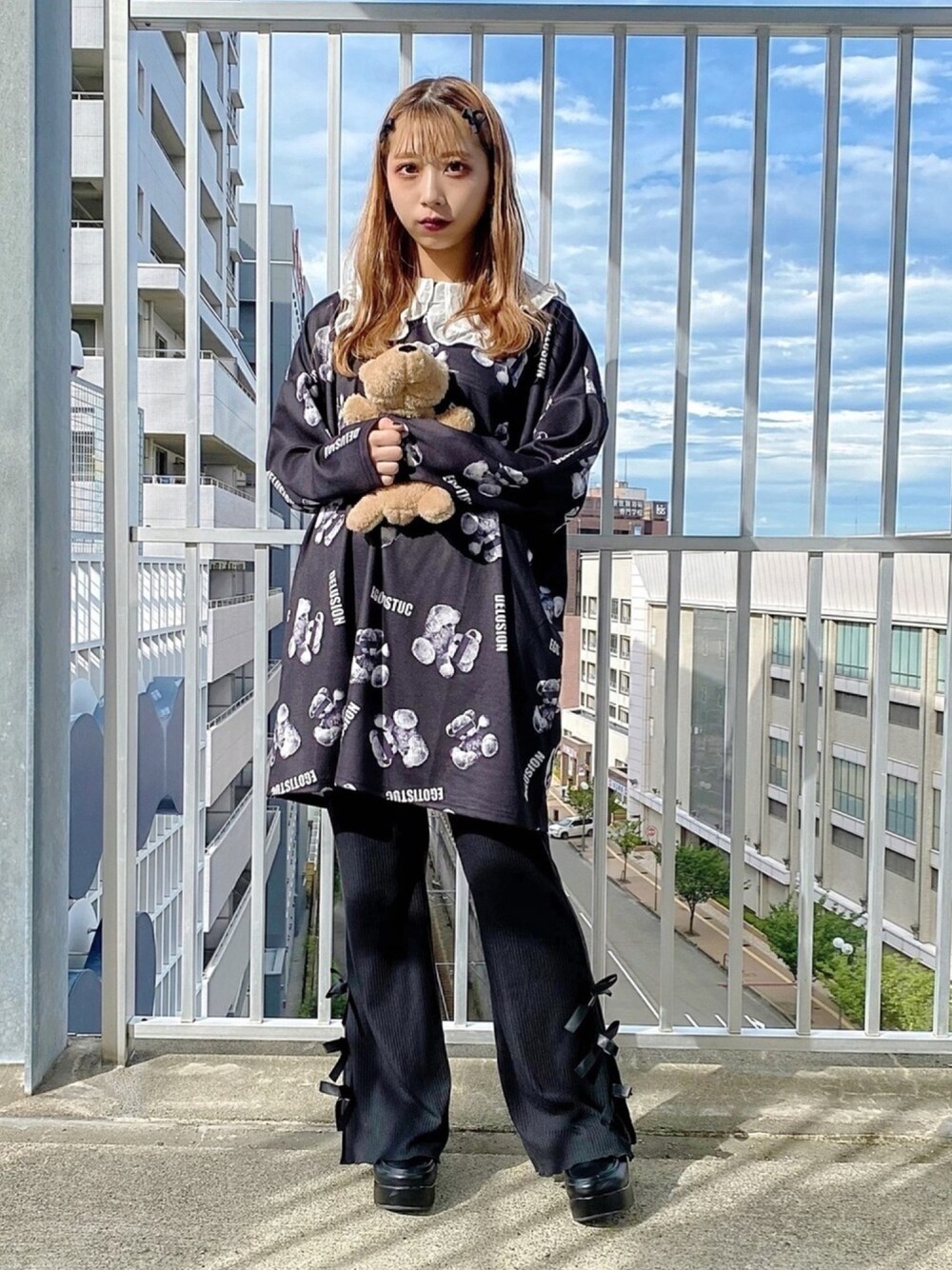 「地雷、くまさん、つけ襟、スウェット、フレアパンツ、スリット、リボン、リブパンツ、厚底ローファー、オールブラック」｜「WEGOのWEGO/【2点セット】リボンピン（ヘアピン、ブラック系）」を使った、ユウカさん（レディース・150cm）の秋コーディネートの1枚目の写真