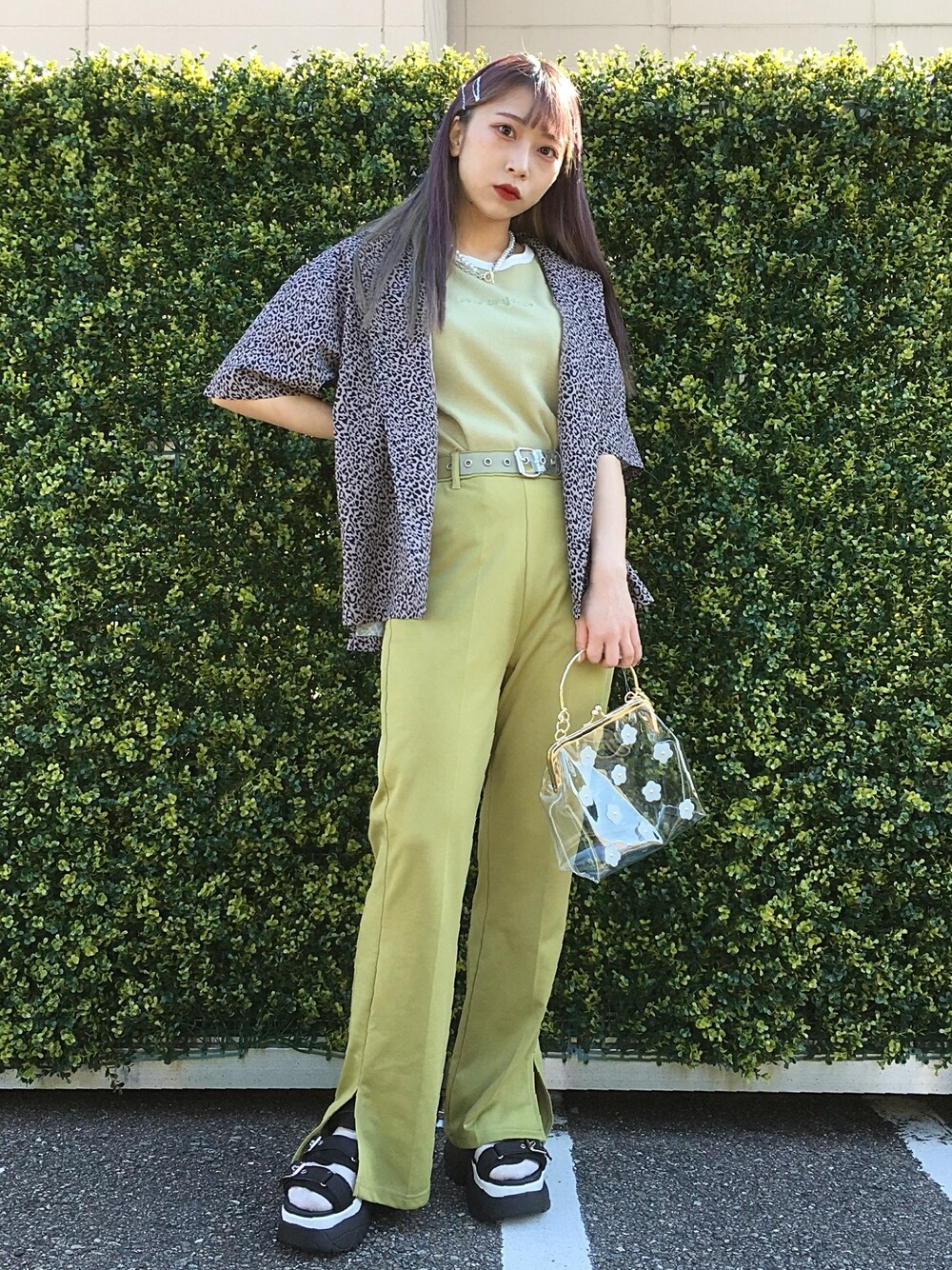 「柄シャツ、レオパード、ピスタチオ、リブトップス、ショート丈トップス、フレアパンツ、クリアバッグ、厚底サンダル」｜「WEGOのWEGO/【7点セット】メタルヘアピン（ヘアピン、シルバー系）」を使った、ユウカさん（レディース・150cm）の春コーディネートの1枚目の写真