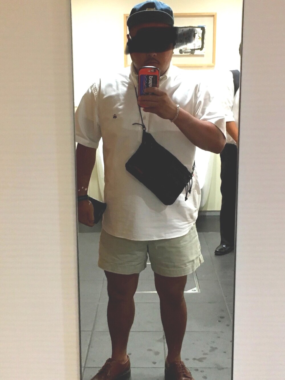 ホワイト系のシャツ/ブラウス、ベージュ系のパンツ、ブラック系のドレスシューズを着用したメンズの夏コーディネートの1枚目の写真