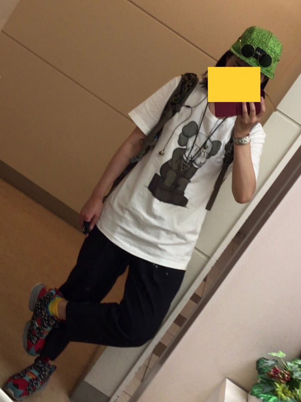 ホワイト系のTシャツ/カットソー、ブラック系のその他パンツ、レッド系のスニーカーを着用したレディースの春コーディネートの1枚目の写真