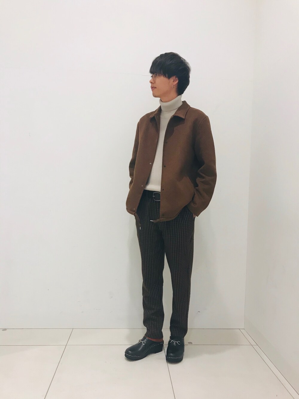 「SENSE OF PLACE by URBAN RESEAR」｜「SENSE OF PLACE by URBAN RESEARCHのリバーコーチジャケット（その他アウター、ブラウン系）」を使った、マルコさん（メンズ・175cm）の冬コーディネートの1枚目の写真