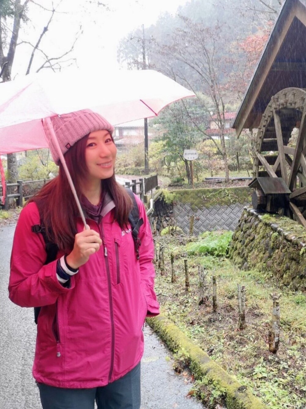 「レインウェア、雨、アウトドア、アウトドアスタイル、ハイキング、バーグハウス、山ガール、山、おとな女子登山部、好日山荘」｜「Berghausのアイテム（その他アウター、ピンク系）」を使った、吉野香織さん（レディース・160cm）の秋コーディネートの1枚目の写真