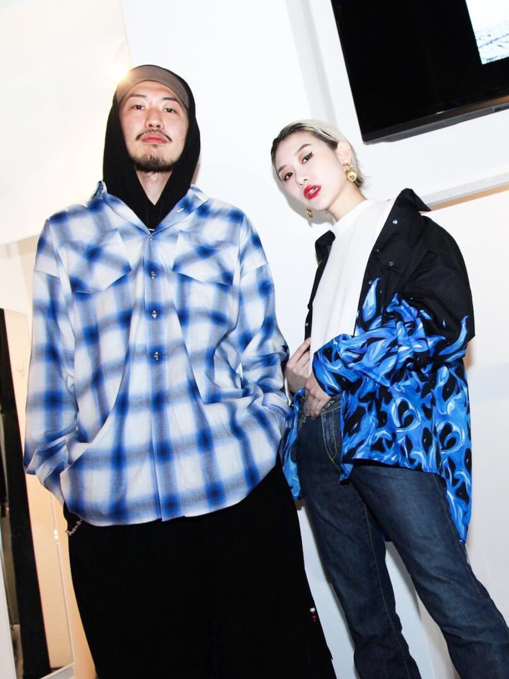 「大人カジュアル、カジュアルコーデ、黒、ショートヘア」｜「ARMANI EXCHANGEのアイテム（パンツ、ブルー系）」を使った、濱田茉奈(ManaHamada)さん（レディース・162cm）の春コーディネートの1枚目の写真
