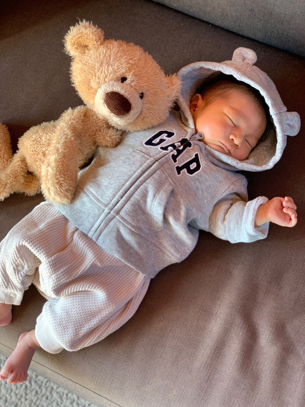 「赤ちゃん、ロンパース、BREEZE、GAP、babygap」｜「babyGAPのアイテム（パーカー、グレー系）」を使った、yoshibooooyさん（キッズ・70cm）の春コーディネートの1枚目の写真
