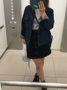「GU（ジーユー）のアイテム（デニムスカート、ブルー系）」を使った、マカロニさん（レディース・160cm）の春コーディネート