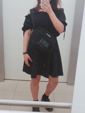 「MILKFED.（ミルクフェド）のSHOULDER WIDE BAG MESH POCKET（ショルダーバッグ、ブラック系）」を使った、マカロニさん（レディース・160cm）の秋コーディネート