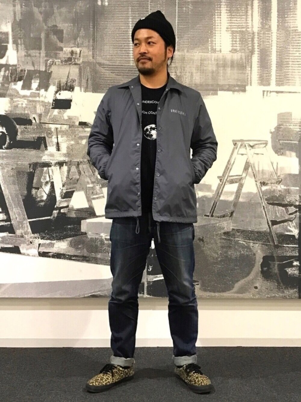 「undercover、コーチジャケット、KAPITAL、ヒゲもじゃ、VANS、era、レオパード、FICOUTURE、着れなくなるまで着る、同じものを買うクセ」｜「ficoutureのAze Watch Cap/アゼ ワッチ キャップ（ニットキャップ/ビーニー、ブラック系）」を使った、ぶっこみ隊長さん（メンズ・173cm）の春コーディネートの1枚目の写真