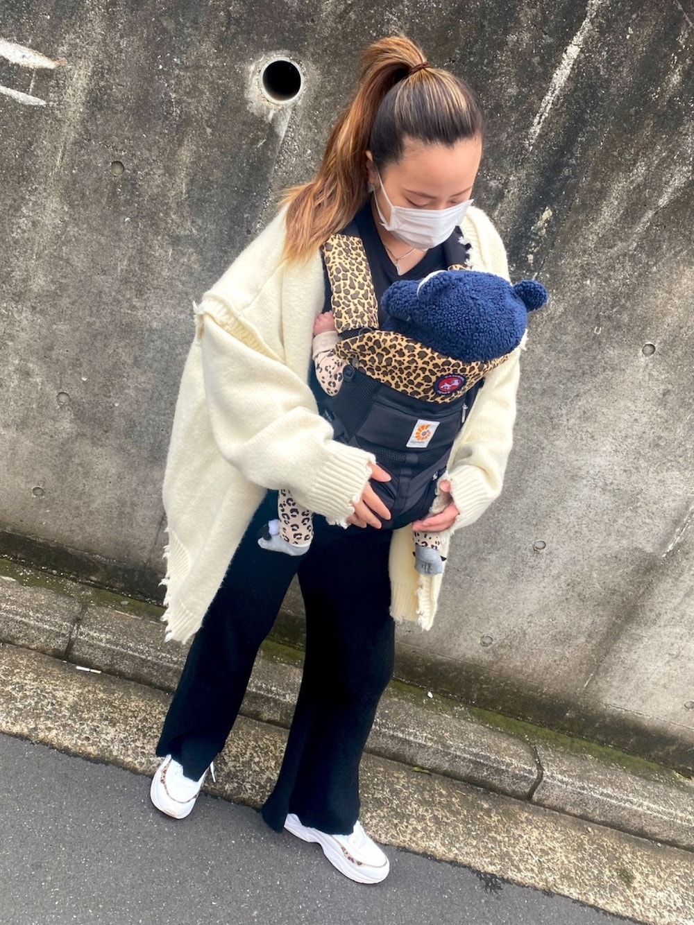 「低身長コーデ、ママコーデ、抱っこ紐、抱っこ紐コーデ、ぽっちゃり、産後太り、産後、お散歩コーデ、散歩」｜「Primarasのアイテム（その他アウター、ホワイト系）」を使った、MAMAさん（レディース・155cm）の春コーディネートの1枚目の写真