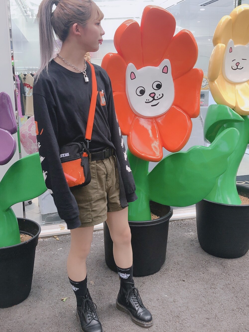 「夏コーデ、ootd、ブーツ、カーキパンツ、ロンT、プリントT、黒、袖プリント、東京、ジェンダーレス」｜「RIPNDIPのRIPNDIP/リップンディップ/NERMAL PILLS L/S T-SHIRTS/ロングスリーブTシャツ（Tシャツ/カットソー、ブラック系）」を使った、聖秋流さん（メンズ・168cm）の春コーディネートの1枚目の写真