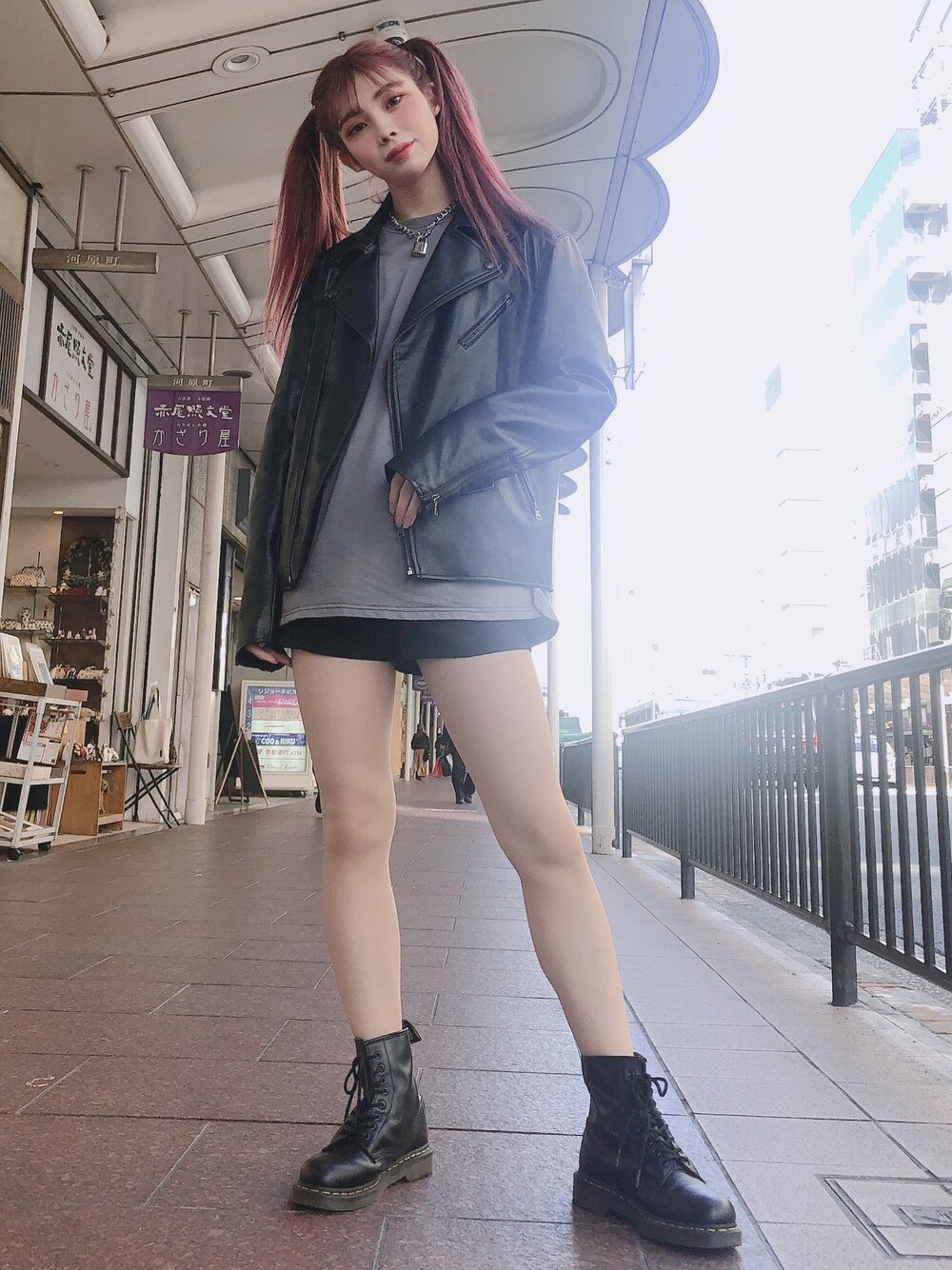 「シンプルコーデ、ライダース、レザージャケット、ツインテール、ステッチ、ショートパンツ、ドクターマーチン、ロック、ootd、ジェンダーレス」｜「GUのアイテム（ライダースジャケット、ブラック系）」を使った、聖秋流さん（メンズ・168cm）の春コーディネートの1枚目の写真
