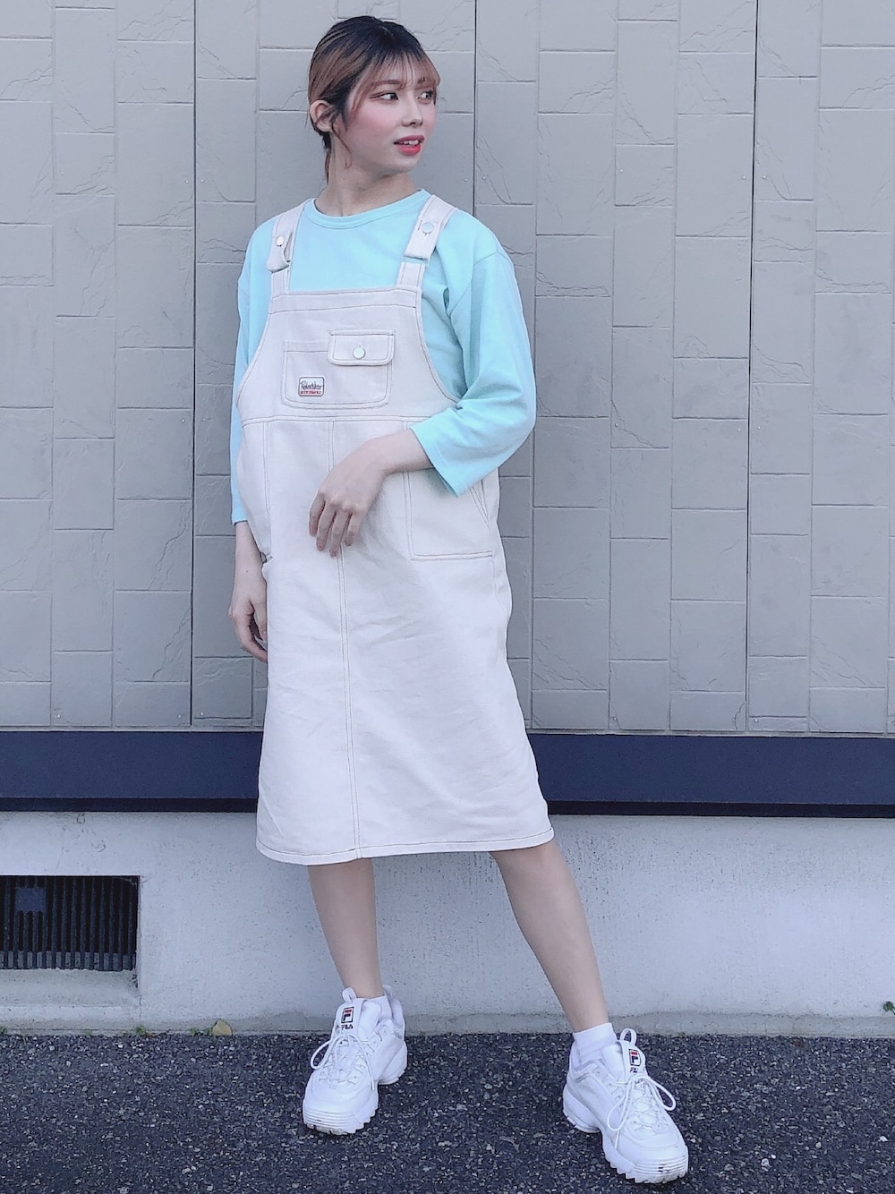 「シンプルコーデ、リラックススタイル、きれいめカジュアル、オーバーサイズ、ootd、スニーカーコーデ、春夏コーデ、ローポニーテール、韓国ファッション、オルチャンファッション」｜「FILAのWEGO/FILA ディスラプター2（スニーカー、ホワイト系）」を使った、聖秋流さん（メンズ・168cm）の春コーディネートの1枚目の写真