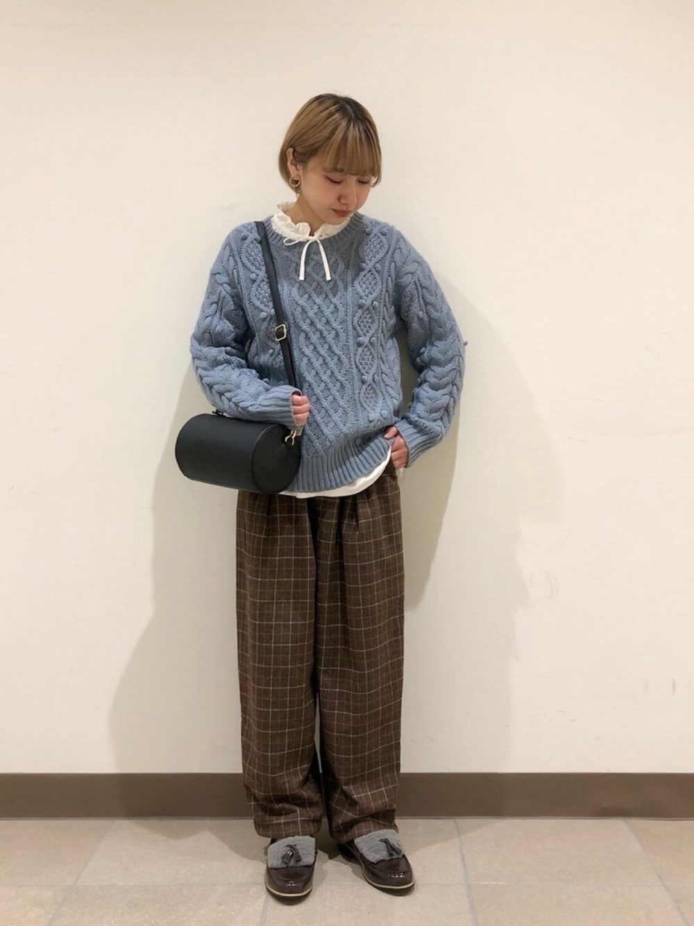 「poudoudou、休日スタイル、今日のコーデ、ニット、タックパンツ、チェックパンツ、ショルダーバッグ、ブルーコーデ」｜「POU DOU DOUの取外しタイ付きアランニット（ニット/セーター、ブルー系）」を使った、はがさん（レディース・157cm）の冬コーディネートの1枚目の写真