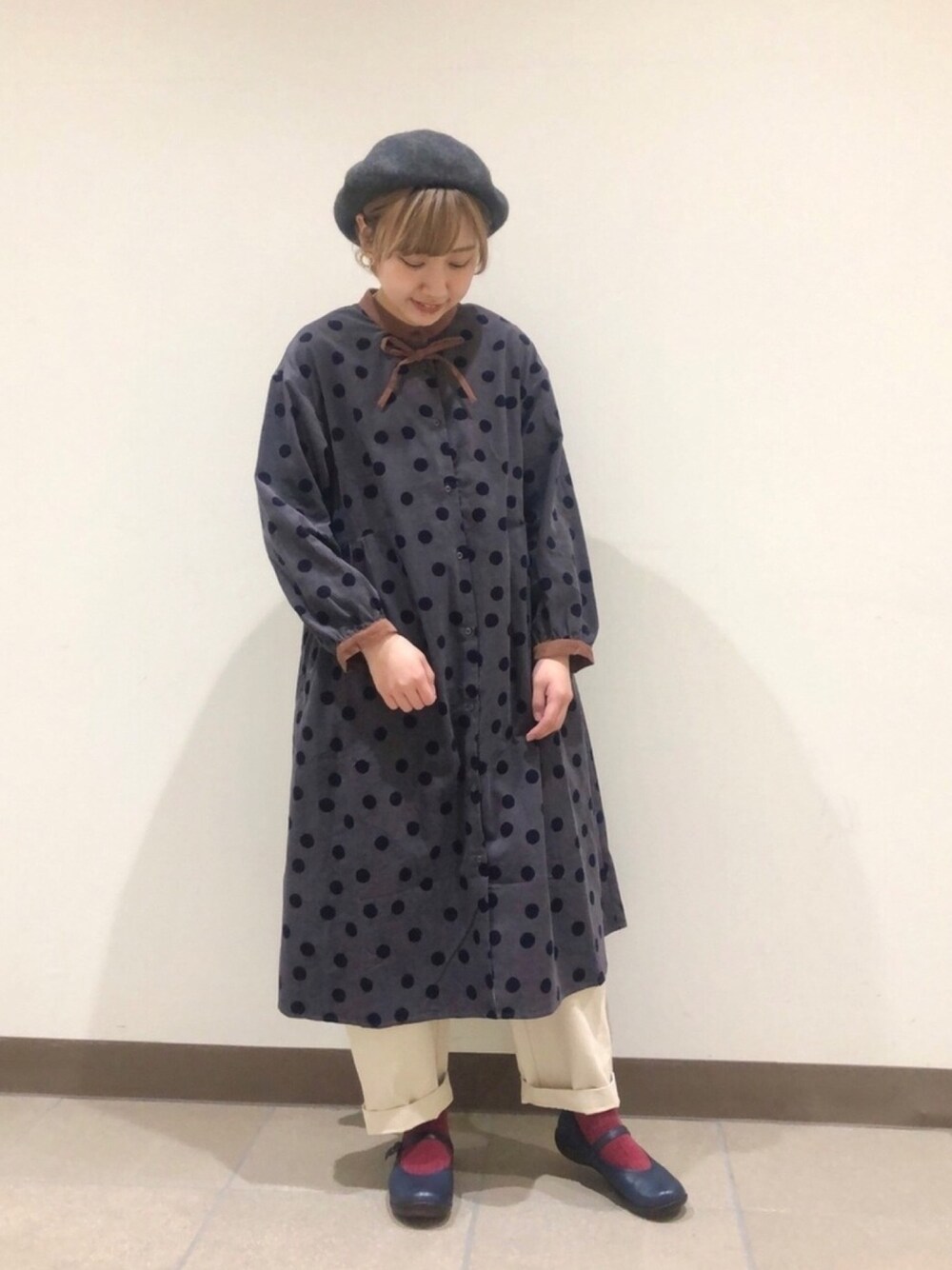 「poudoudou、休日スタイル、カジュアル、ドット柄、ワンピース、パンツスタイル、レイヤードスタイル、年末WEAR感謝祭、ベレー帽」｜「POU DOU DOUのドットプリントおリボンシャツワンピース（ワンピース、グレー系）」を使った、はがさん（レディース・157cm）の冬コーディネートの1枚目の写真