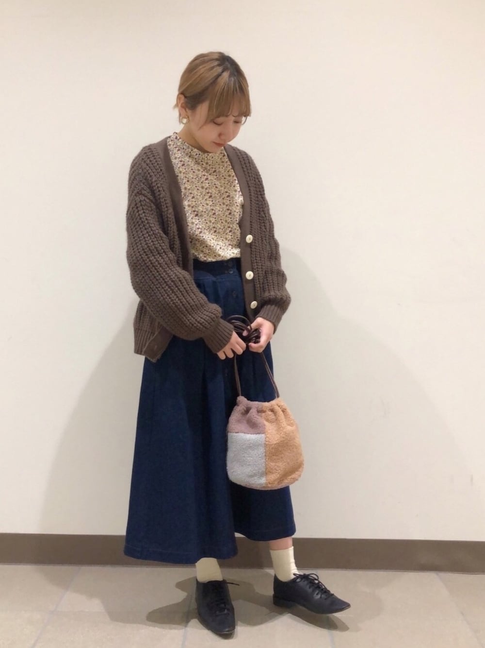 「年末WEAR感謝祭、pou dou dou、カジュアル、休日コーデ、デニムスカート、巾着バッグ、カーディガン、花柄ブラウス」｜「POU DOU DOUのボアパッチワーク巾着バッグ（ショルダーバッグ、イエロー系）」を使った、はがさん（レディース・157cm）の冬コーディネートの1枚目の写真