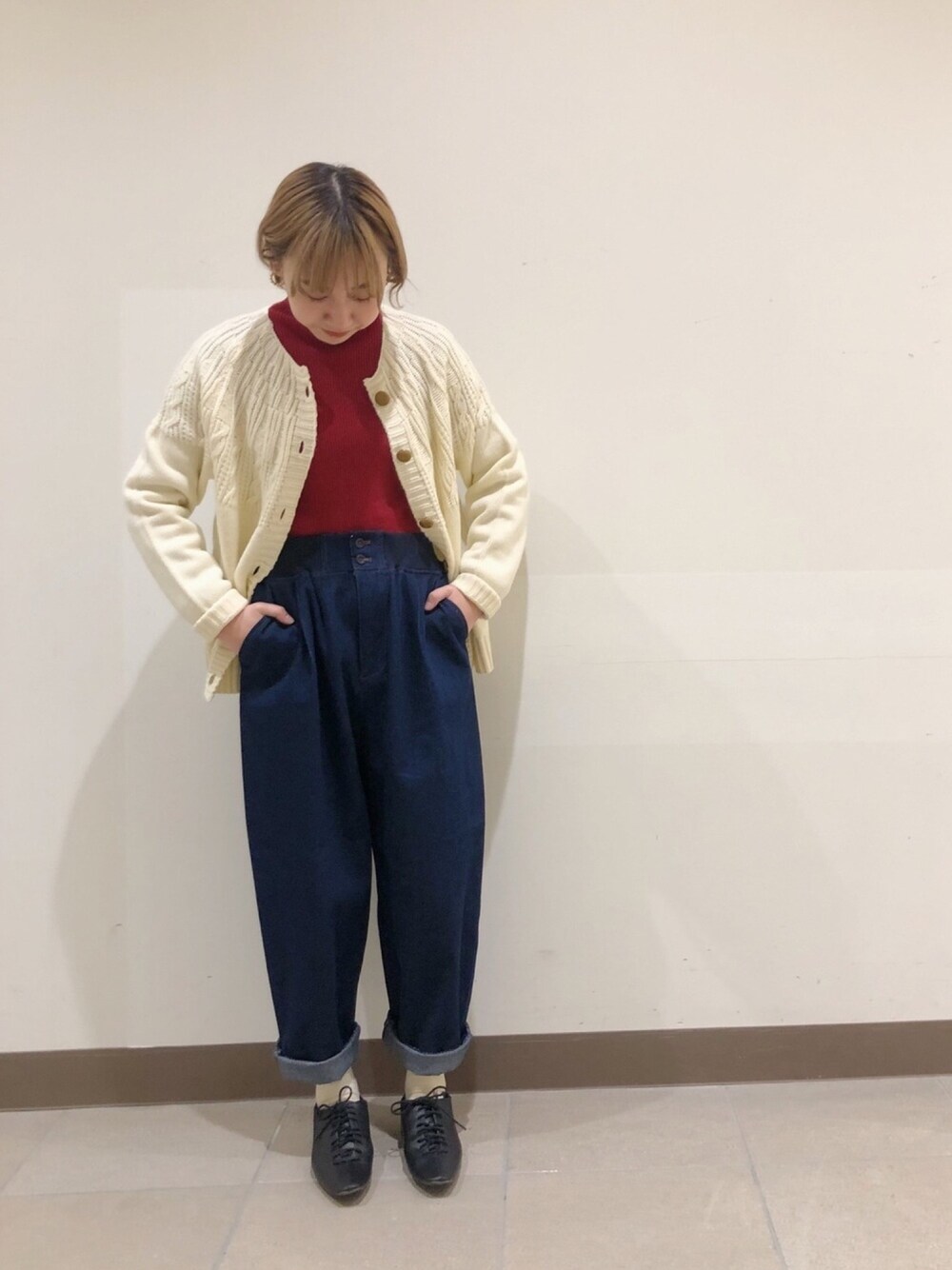 「赤ニット、poudoudou、楽チンコーデ、カーディガン、カジュアルコーデ、タートルネック、デニムパンツ、ニットカーディガン、赤、休日コーデ」｜「POU DOU DOUのウエストリブ使いコクーンパンツ（その他パンツ、ブルー系）」を使った、はがさん（レディース・157cm）の冬コーディネートの1枚目の写真