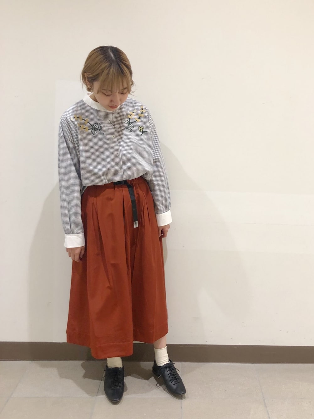 「休日スタイル、poudoudou、オレンジ、ボタニカル柄」｜「POU DOU DOUのプラバックルベルトタックスカート（スカート、オレンジ系）」を使った、はがさん（レディース・157cm）の冬コーディネートの1枚目の写真