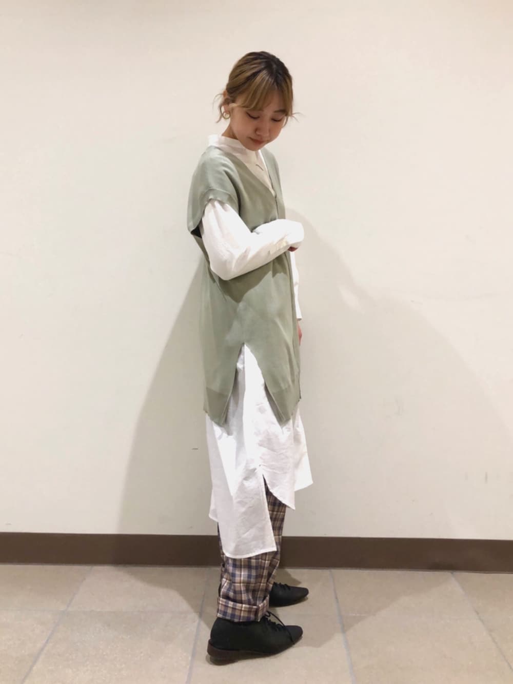 「poudoudou、大人カジュアル、休日コーデ、春コーデ、レイヤードスタイル、ベスト、チェックパンツ、低身長」｜「POU DOU DOUのウエストフリルスラックスパンツ（その他パンツ、ブルー系）」を使った、はがさん（レディース・157cm）の冬コーディネートの1枚目の写真