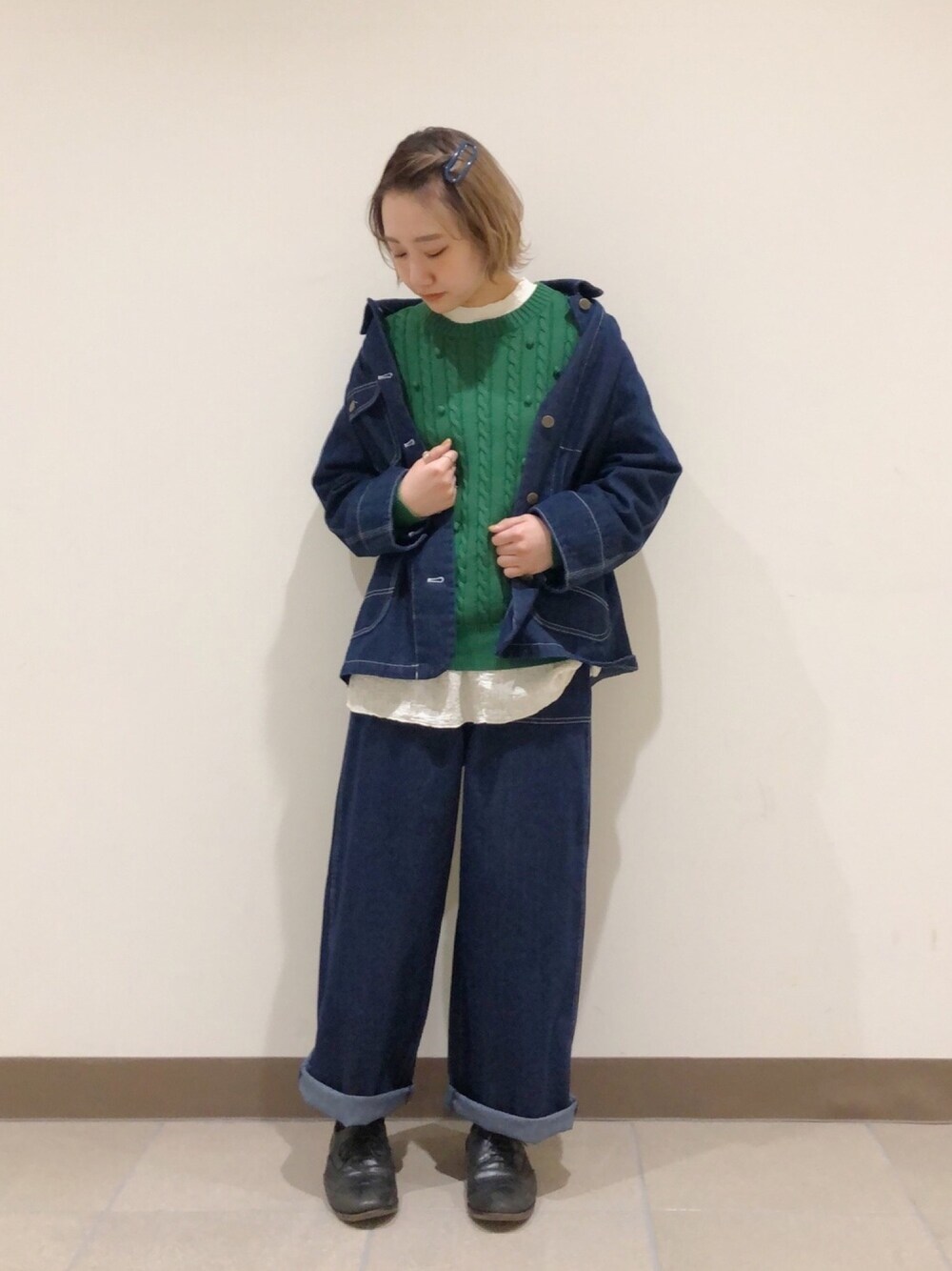 「休日コーデ、poudoudou、グリーン、セットアップ、デニムパンツ、低身長、おしゃれさんと繋がりたい、レイヤードスタイル、ニット」｜「POU DOU DOUのざっくりケーブル編みニット（ニット/セーター、グリーン系）」を使った、はがさん（レディース・157cm）の冬コーディネートの1枚目の写真