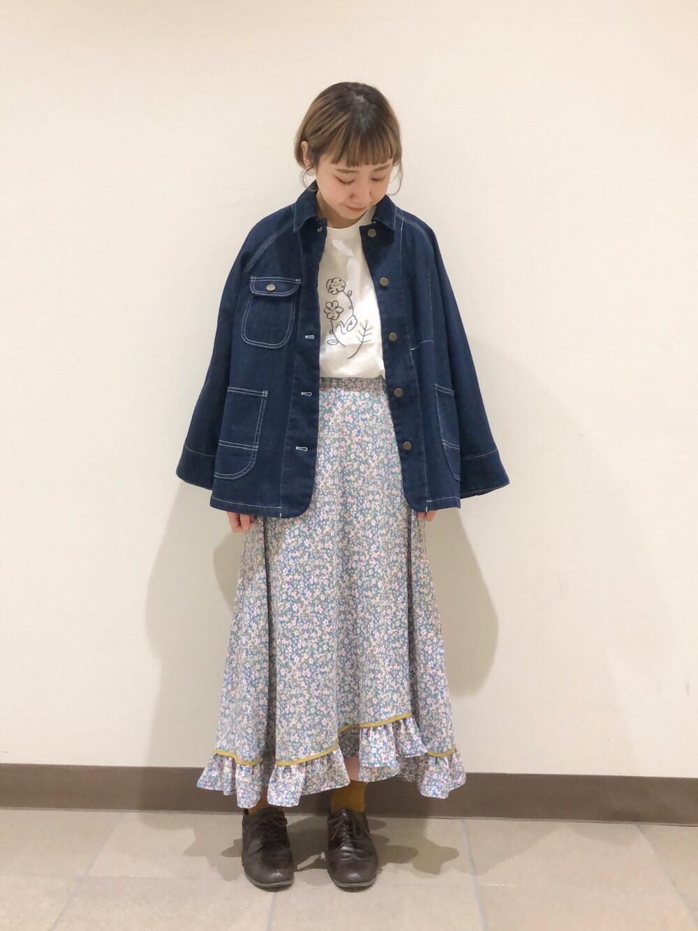 「poudoudou、休日コーデ、花柄、春コーデ、お洒落さんとつながりたい、ジャケット、ゆるコーデ、低身長、デニム、スカート」｜「POU DOU DOUのイレギュラーヘムフリルスカート（スカート、ブルー系）」を使った、はがさん（レディース・157cm）の冬コーディネートの1枚目の写真