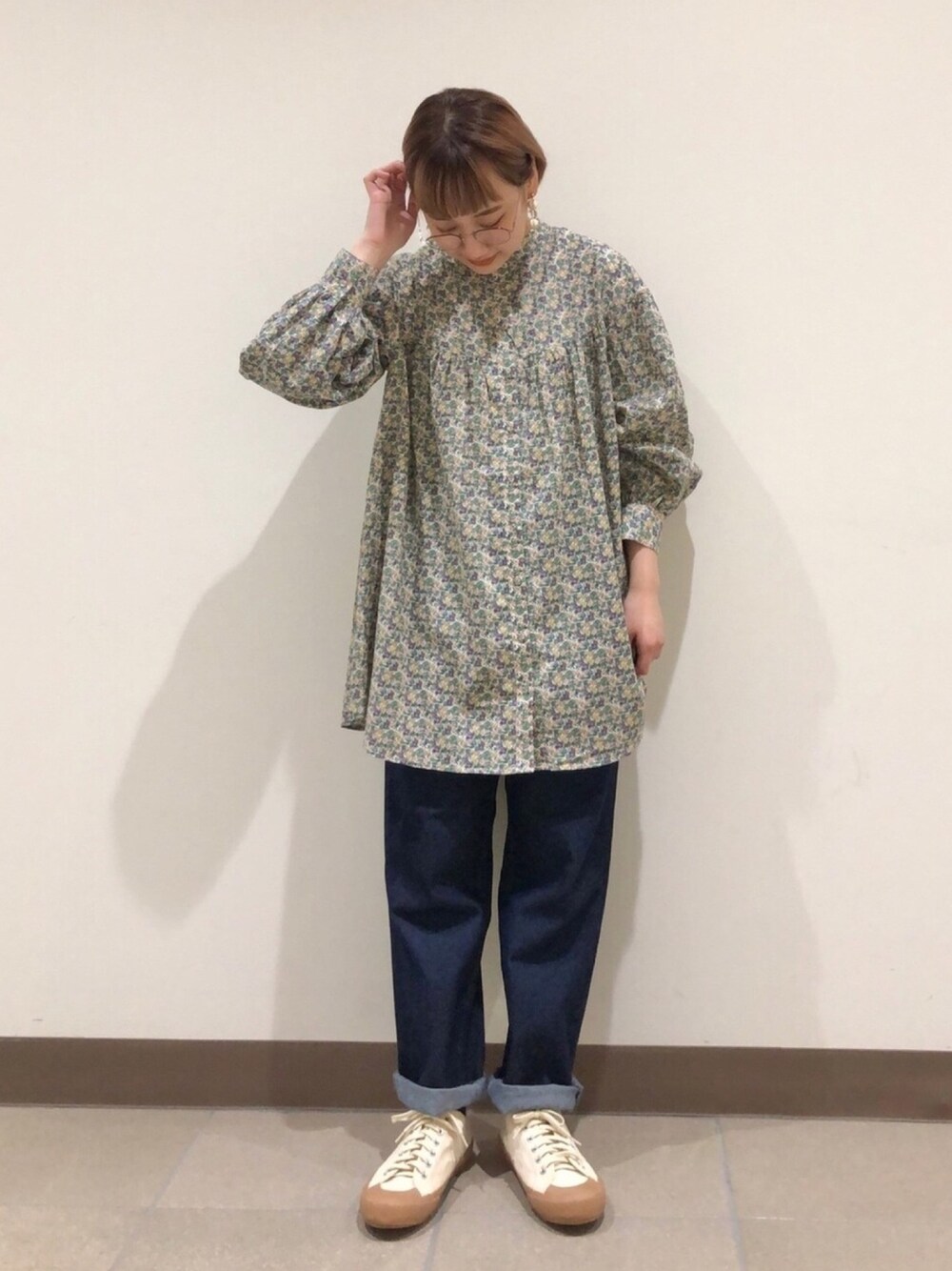 「淡色コーデ、春、poudoudou、チュニック、デニム、ゆるコーデ、花柄ブラウス、デニムパンツ、ootd」｜「POU DOU DOUのラウンドヨークスモックブラウス（シャツ/ブラウス、パープル系）」を使った、はがさん（レディース・157cm）の冬コーディネートの1枚目の写真