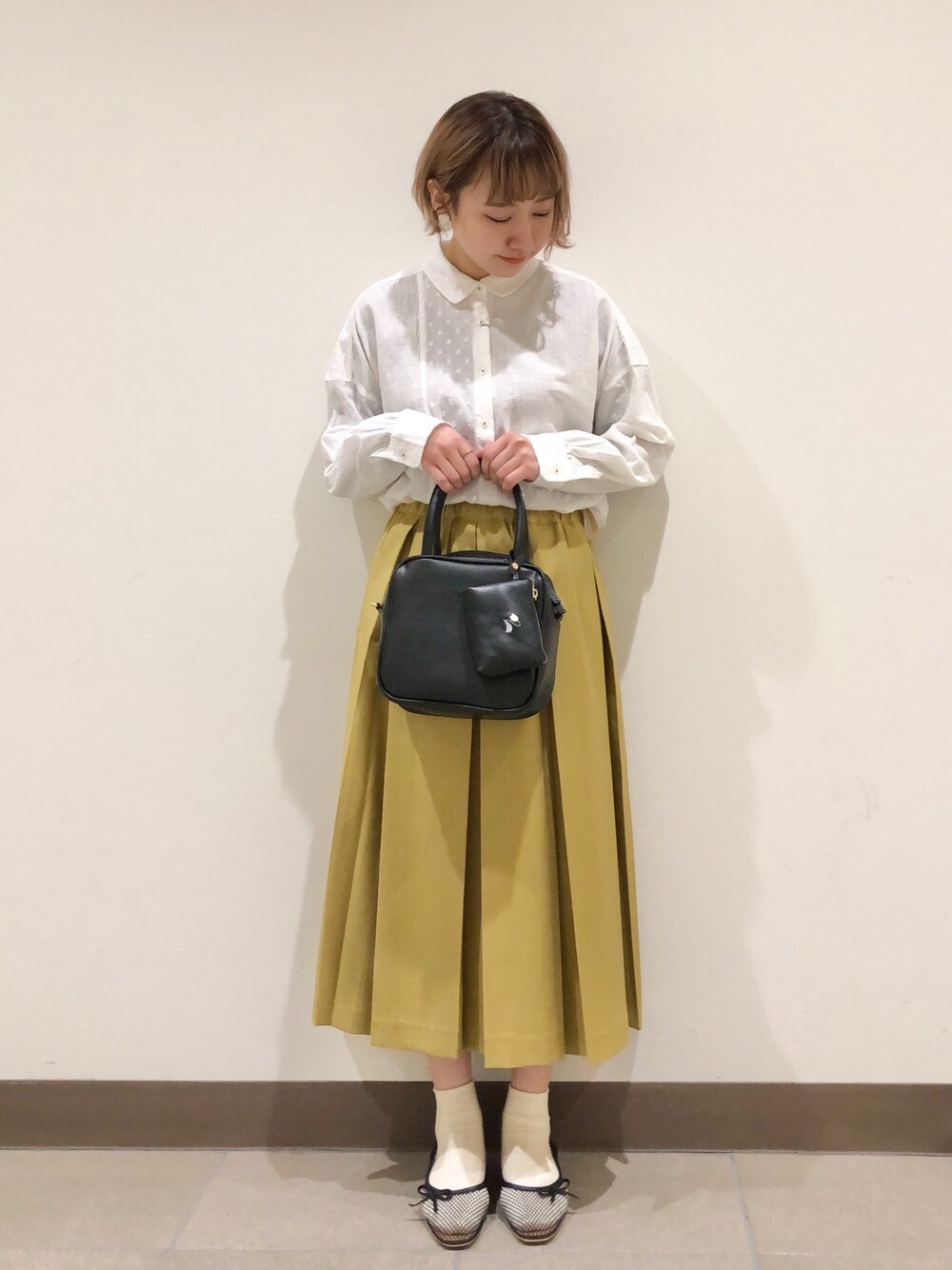 「poudoudou、カジュアルコーデ、春、イエロー、プリーツスカート、ショルダーバッグ、休日コーデ」｜「POU DOU DOUのエステルレーヨンプリーツスカート（スカート、イエロー系）」を使った、はがさん（レディース・157cm）の春コーディネートの1枚目の写真