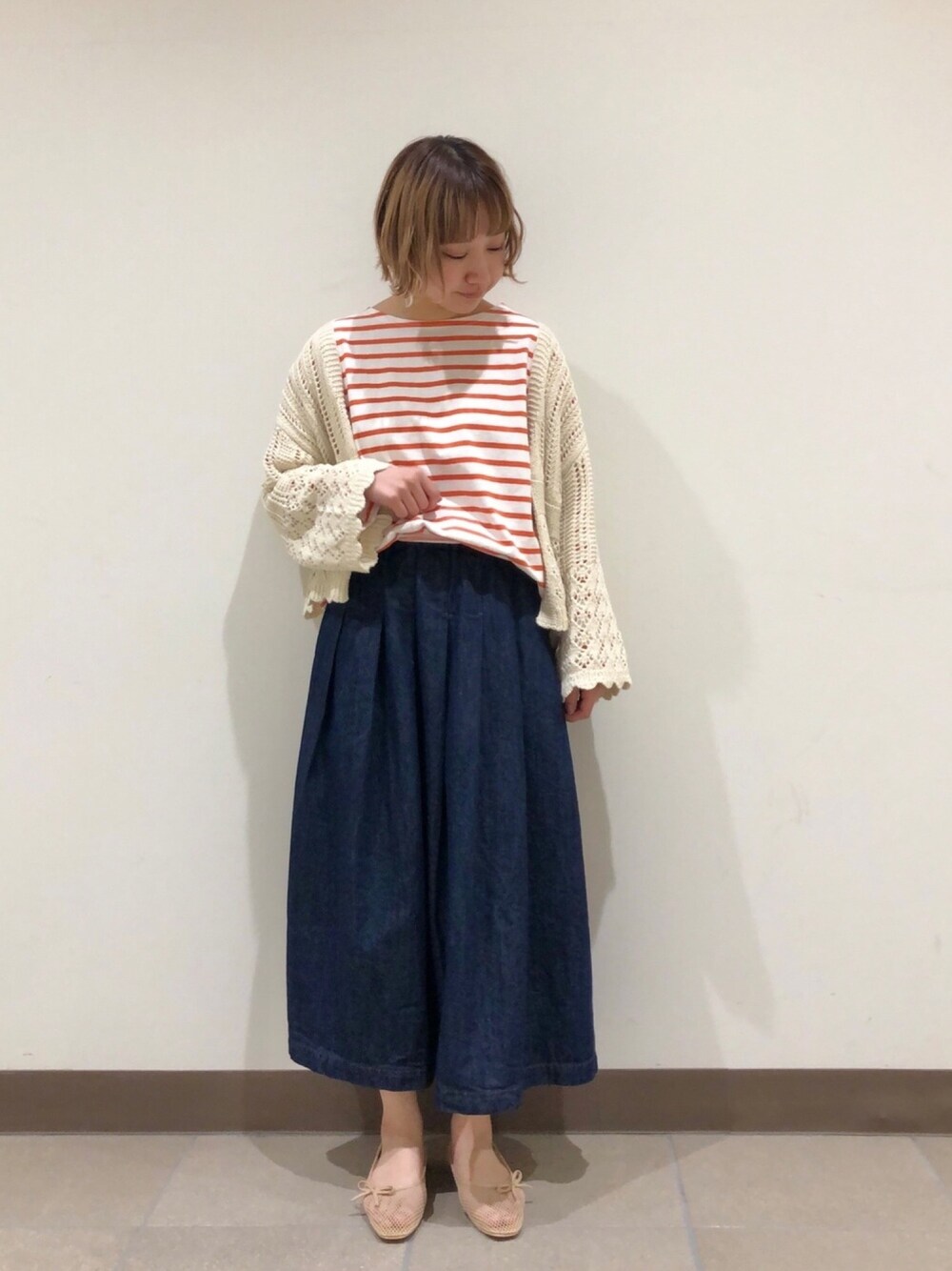 「春めきシューズ、春コーデ、休日コーデ、poudoudou、プードゥドゥ、低身長、デニム、ボーダー、デニムスカート、カーディガン」｜「POU DOU DOUのアイテム（トップス、ホワイト系）」を使った、はがさん（レディース・157cm）の春コーディネートの1枚目の写真