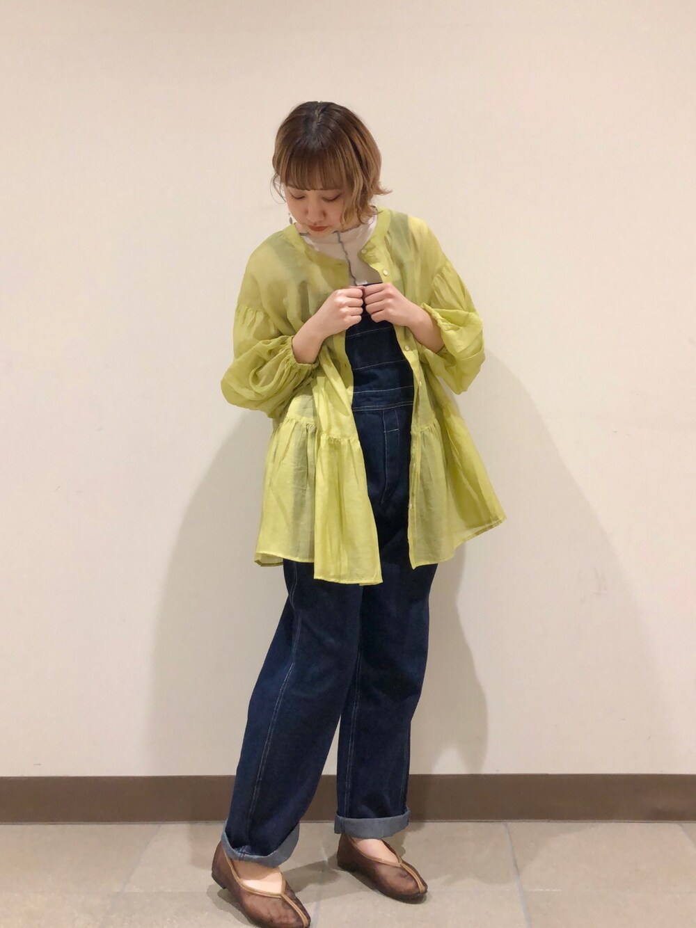 「春めきシューズ、プードゥドゥ、poudoudou、オーバーオール、大人カジュアル」｜「POU DOU DOUのフラップポケットオーバーオール（サロペット/オーバーオール、ブルー系）」を使った、はがさん（レディース・157cm）の春コーディネートの1枚目の写真