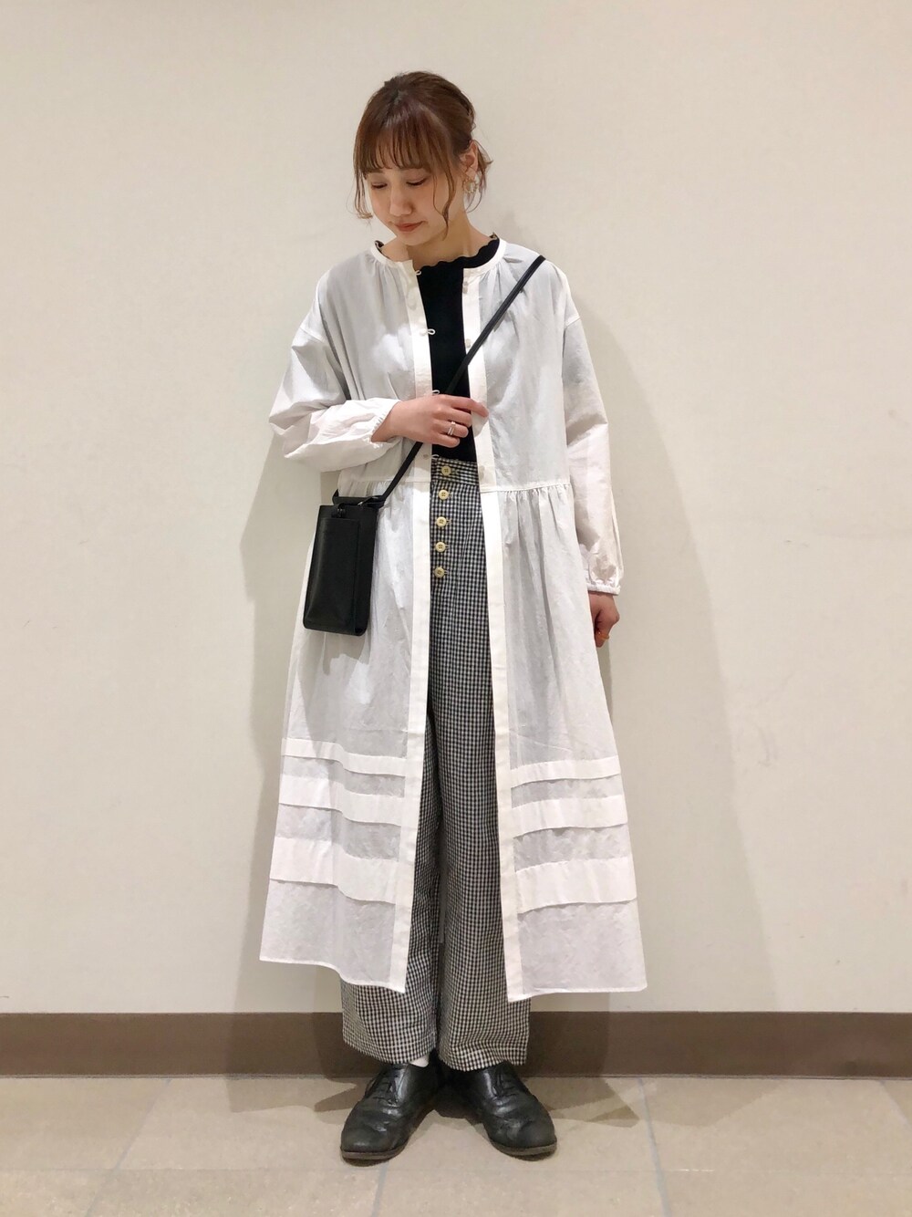 「休日コーデ、poudoudou、プードゥドゥ、春、ワンピース、チェックパンツ、羽織り、モノトーン」｜「POU DOU DOUのデザインタック羽織りワンピース（ワンピース、ホワイト系）」を使った、はがさん（レディース・157cm）の春コーディネートの1枚目の写真