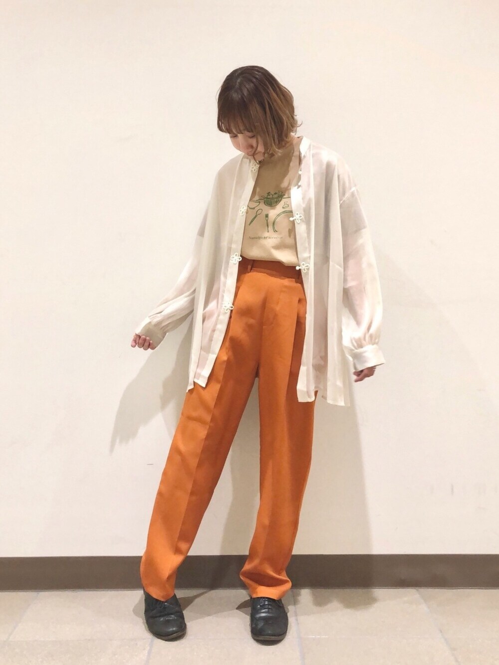 「poudoudou、プードゥドゥ、カラーパンツ、シアーシャツ、春、休日コーデ、低身長、Tシャツ、主役はカラーパンツ、チャイナシャツ」｜「POU DOU DOUのセンタープレスイージーカラーパンツ（その他パンツ、オレンジ系）」を使った、はがさん（レディース・157cm）の春コーディネートの1枚目の写真