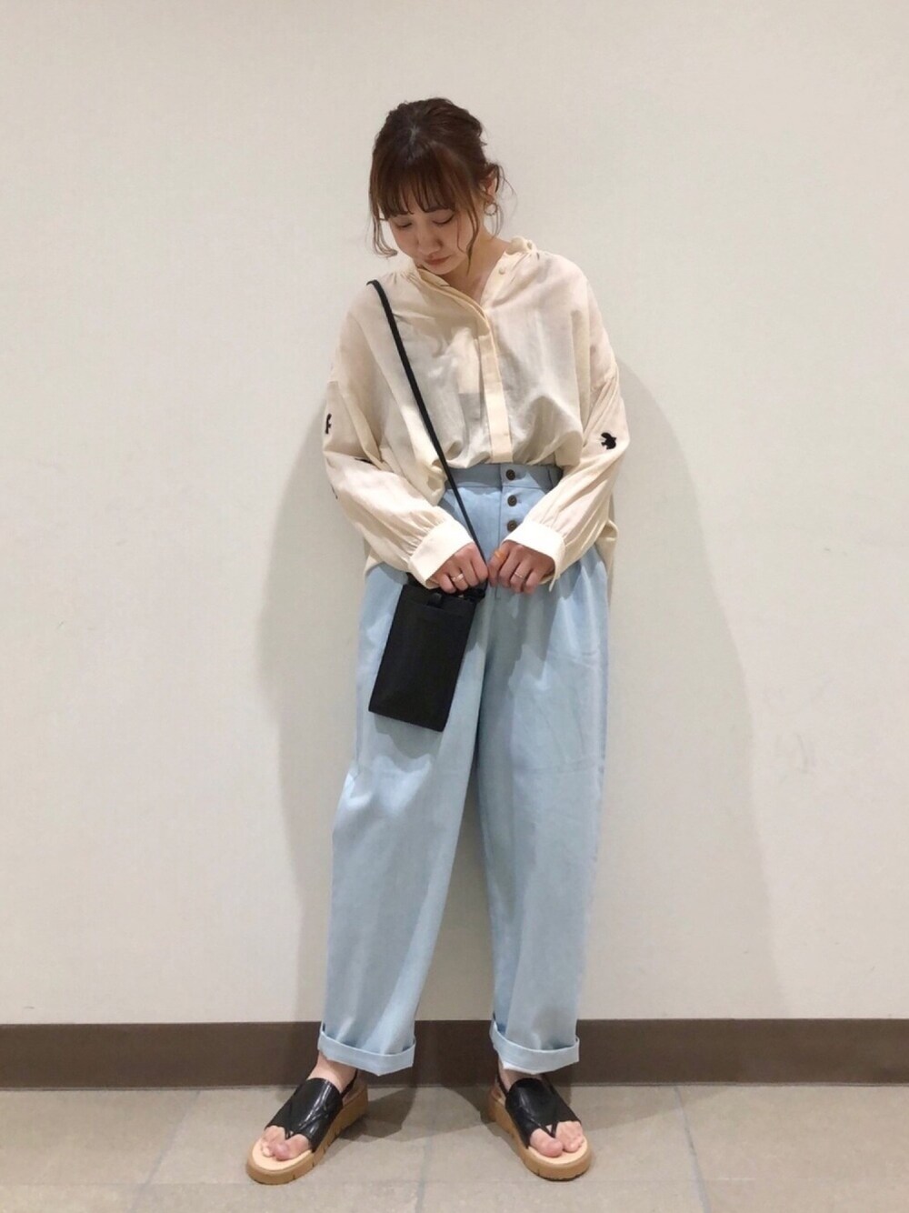 「poudoudou、プードゥドゥ、シースルー、刺繍ブラウス、デニムパンツ、カラーパンツ、休日スタイル、サンダル、ブラウス、今日のコーデ」｜「POU DOU DOUのボタンフライテーパードパンツ（その他パンツ、ブルー系）」を使った、はがさん（レディース・157cm）の春コーディネートの1枚目の写真