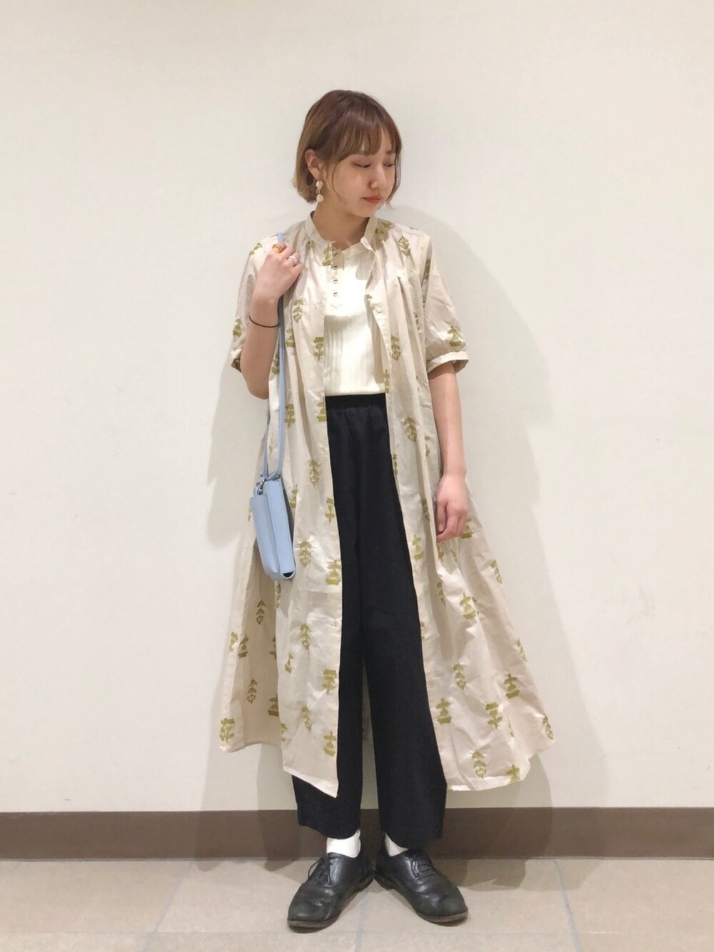 「poudoudou、プードゥドゥ、休日コーデ、ワンピース、コクーンパンツ、春、羽織り、ゆるコーデ」｜「POU DOU DOUのボタニカル刺繍ワンピース（ワンピース、ホワイト系）」を使った、はがさん（レディース・157cm）の春コーディネートの1枚目の写真