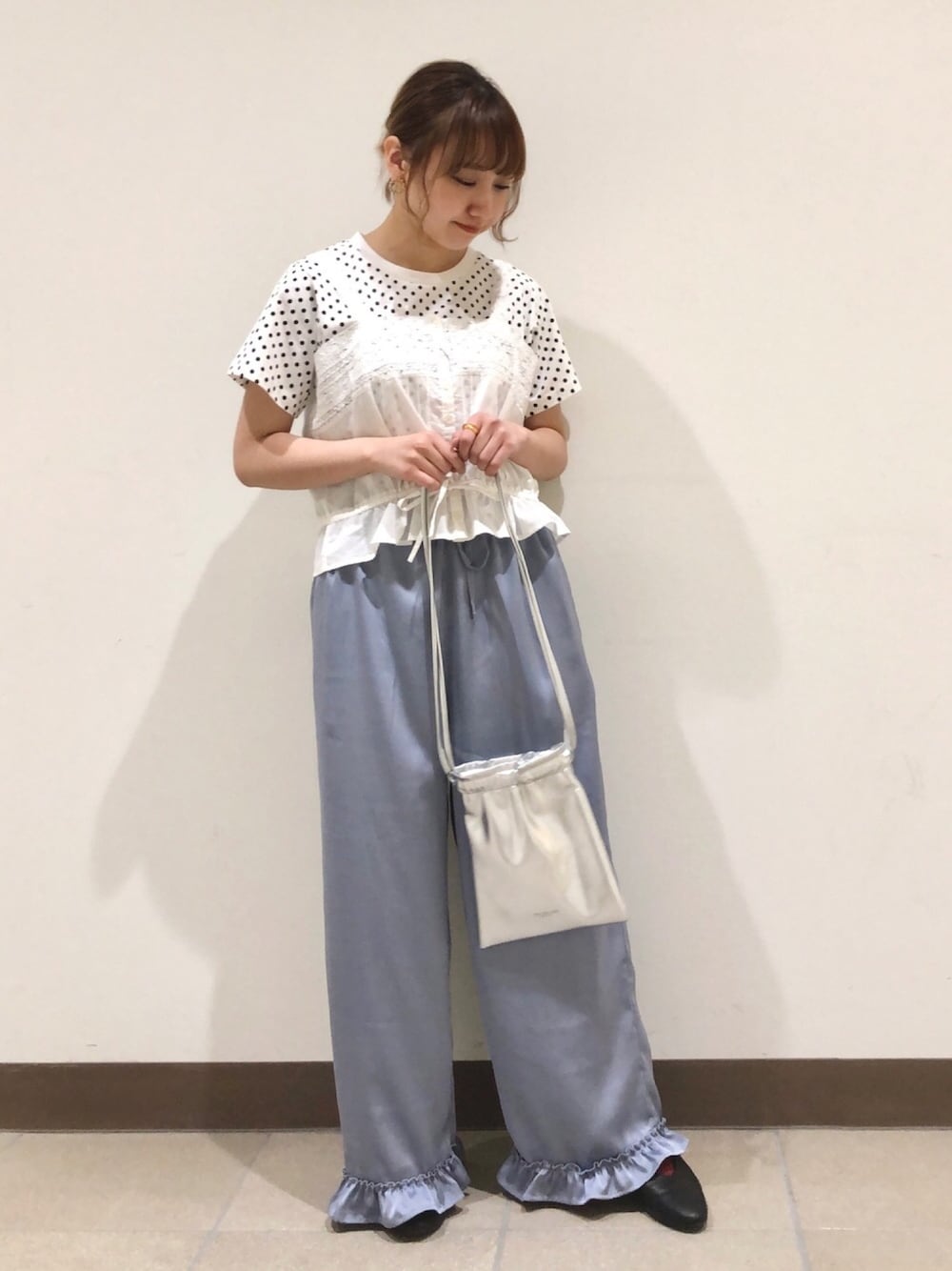 「poudoudou、プードゥドゥ、ドット、Tシャツ、レース、夏、巾着バッグ、淡色コーデ」｜「POU DOU DOUのサテン裾フリルイージーパンツ（その他パンツ、ブルー系）」を使った、はがさん（レディース・157cm）の春コーディネートの1枚目の写真